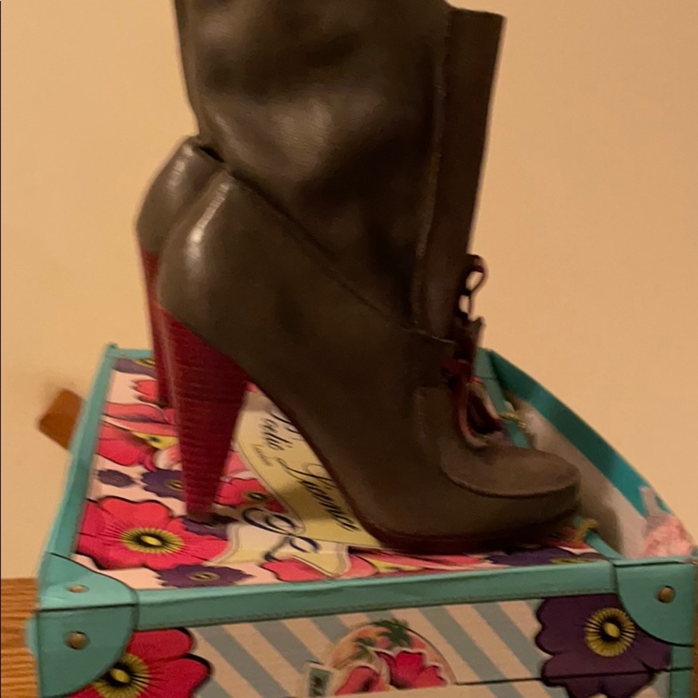 Grey boots - Picture 2 of 3